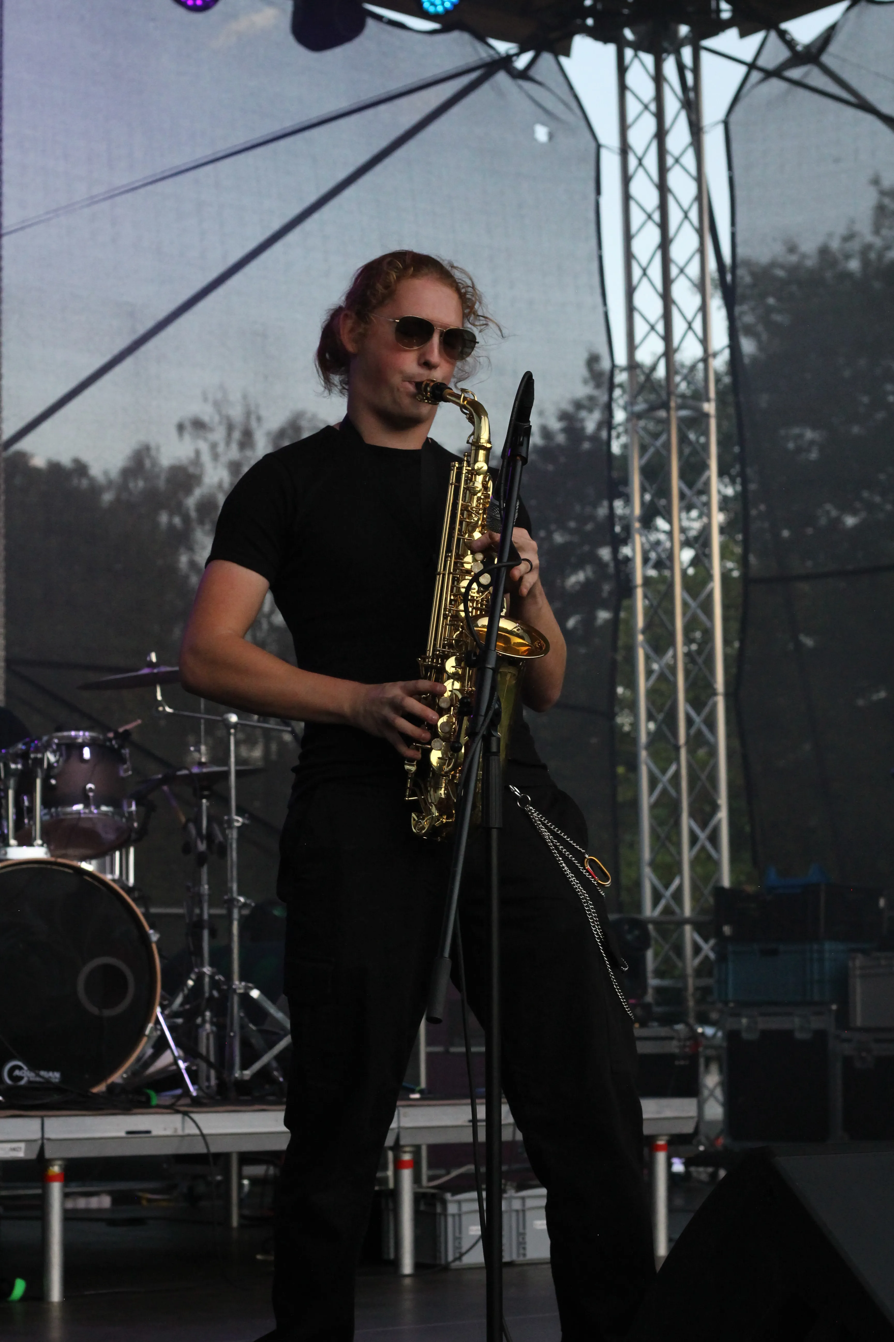Saxofonista na venkovním pódiu