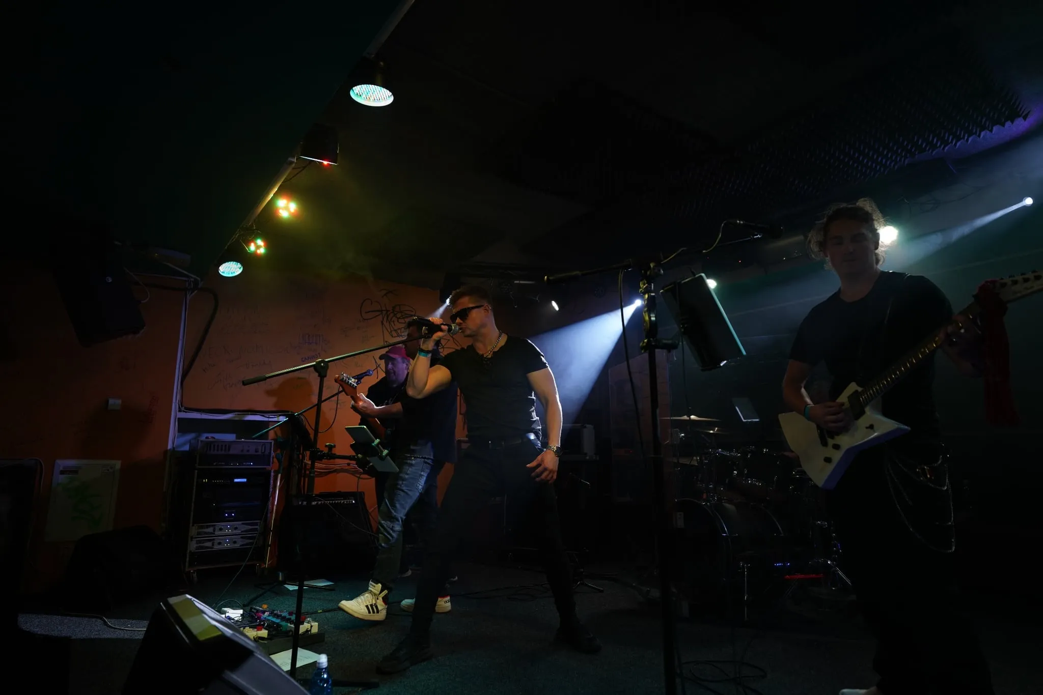 Kapela v klubu Rockmax v modrých paprscích reflektorů